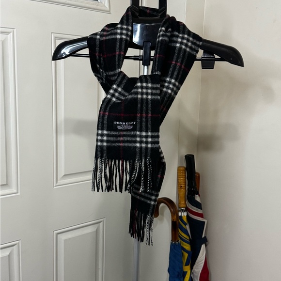 Burberry London I Classic Black and White Plaid Scarf. 100% Cashmere.